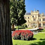 Lednický areál je jedním z nejoblíbenějších výletních cílů v zemi.