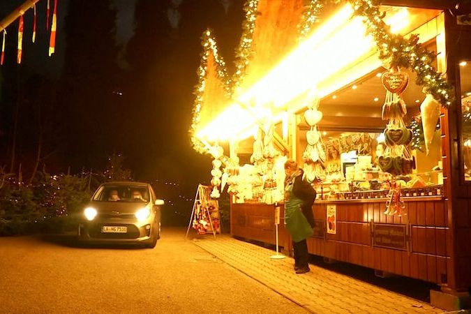 BEZ KOMENTÁŘE: V německém Landshutu otevřeli vánoční trhy drive-thru