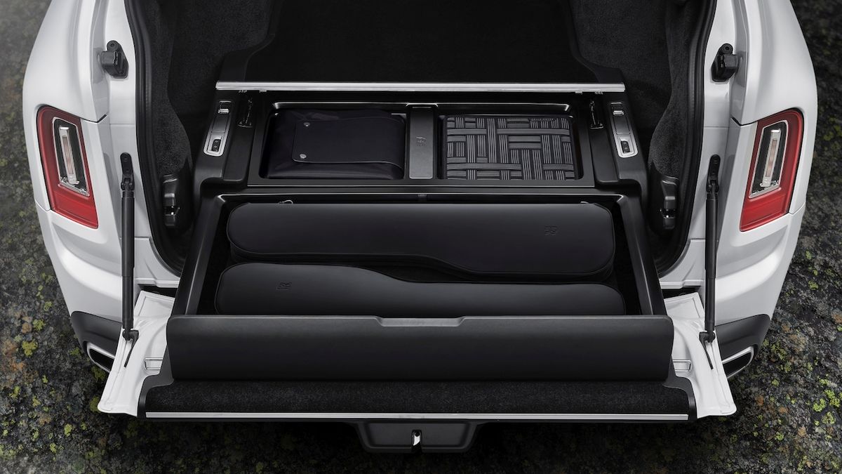 Do Recreation Modulu v kufru Rolls-Royce Cullinan se židličky ve svých černých obalech vejdou dvě.
