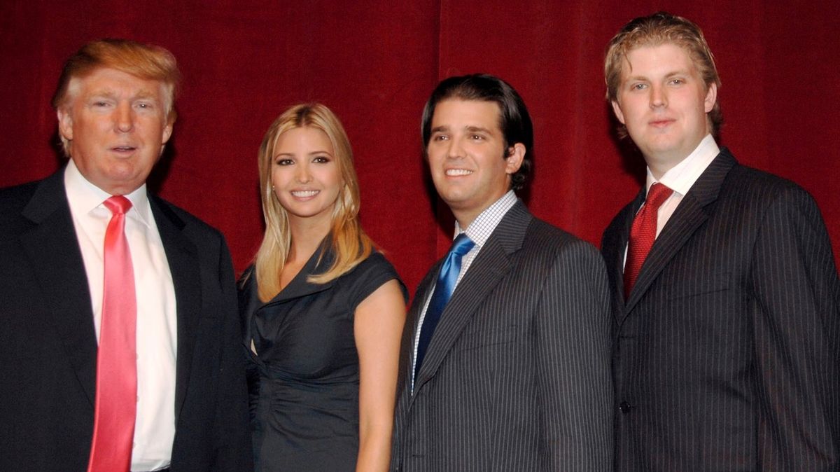 Donald Trump (vlevo) chystá udělení milosti pro své děti Ivanku, Donalda mladšího a Erica