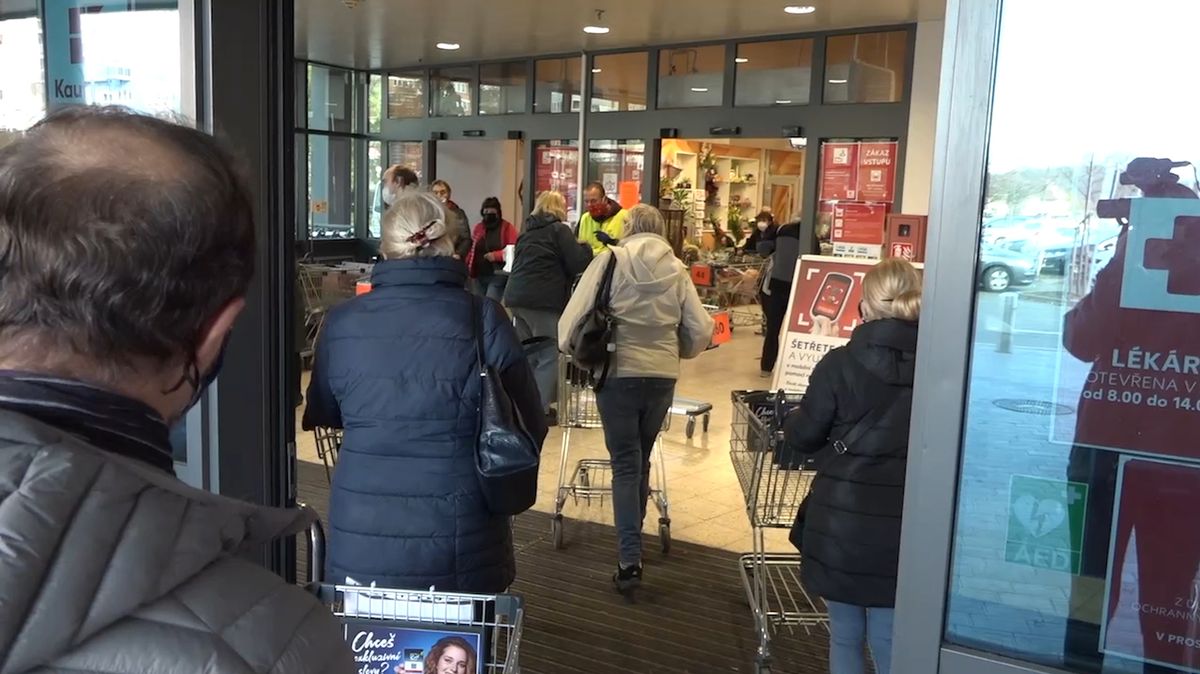 Supermarkety reagují na omezení počtu zákazníků v obchodě