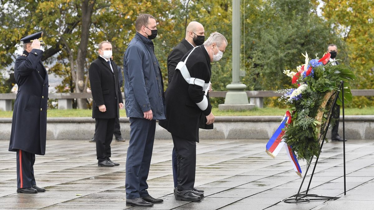 Prezident Miloš Zeman položil 28. října květiny k hrobu neznámého vojína u Národního památníku na Vítkově