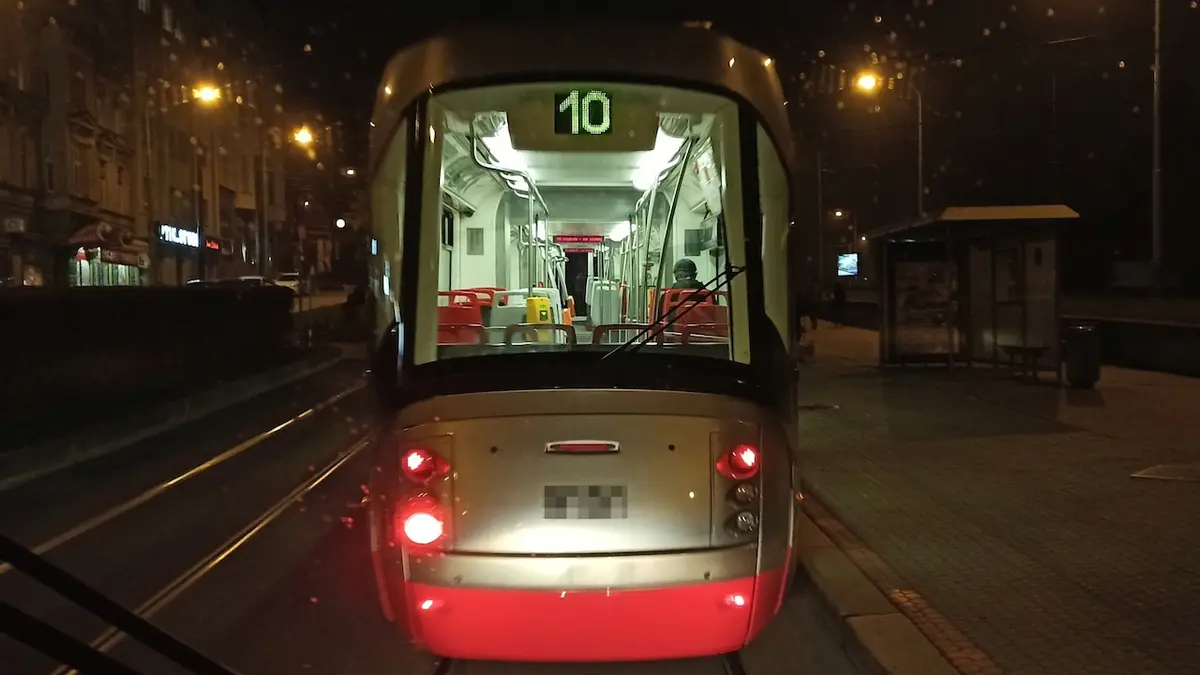Občas se dá potkat i tramvaj se zbytečně zapnutou mlhovkou.