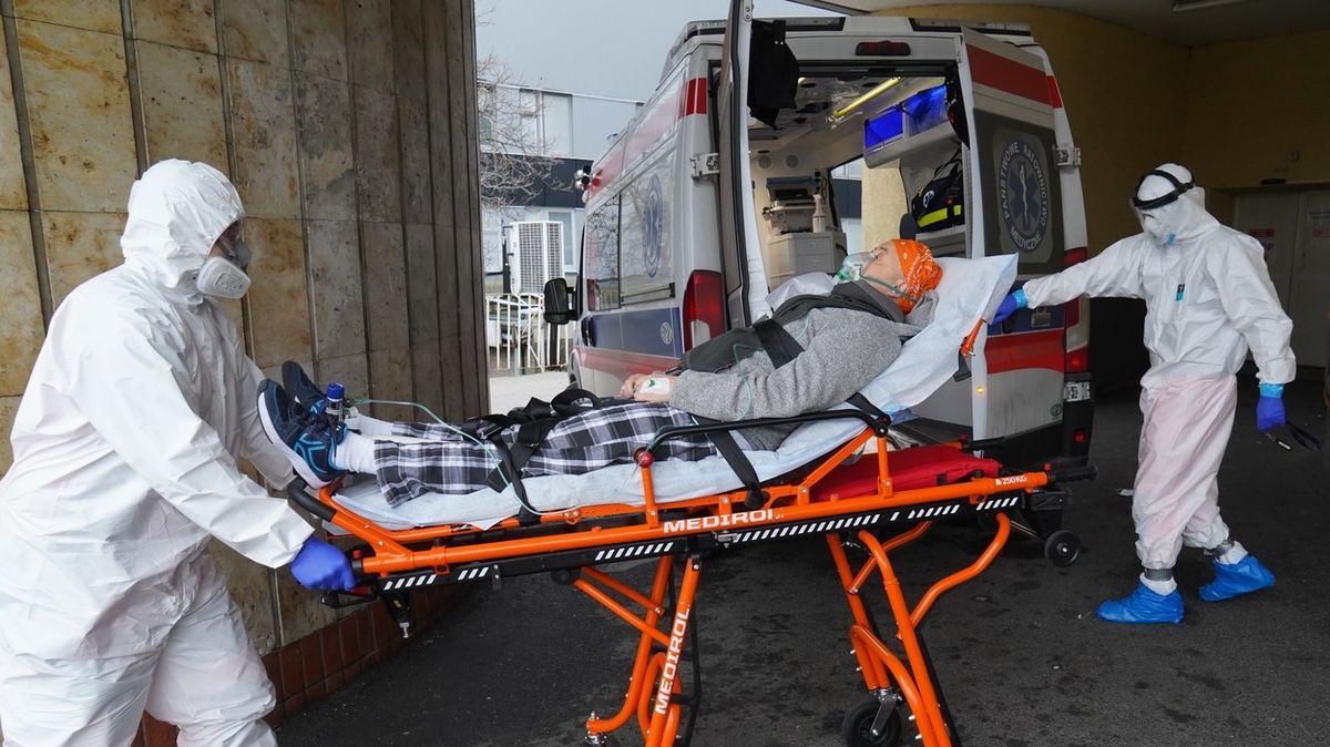 Polští záchranáři při převozu pacienta.
