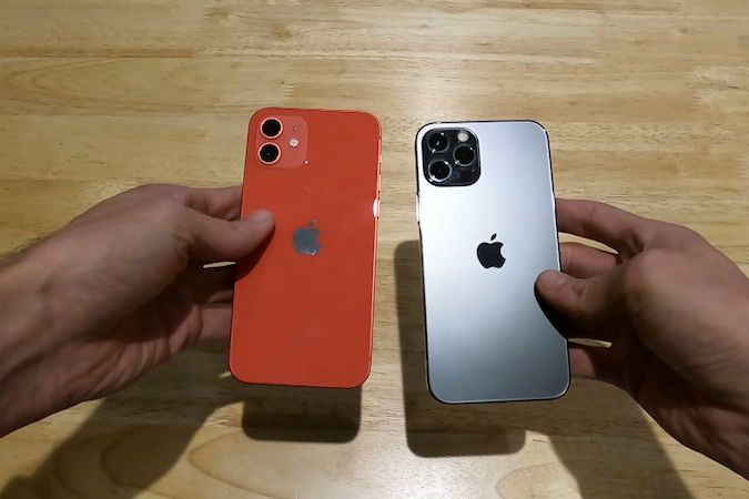 BEZ KOMENTÁŘE: Podívejte se na nový iPhone 12 (červený) a iPhone 12 Pro (šedý)