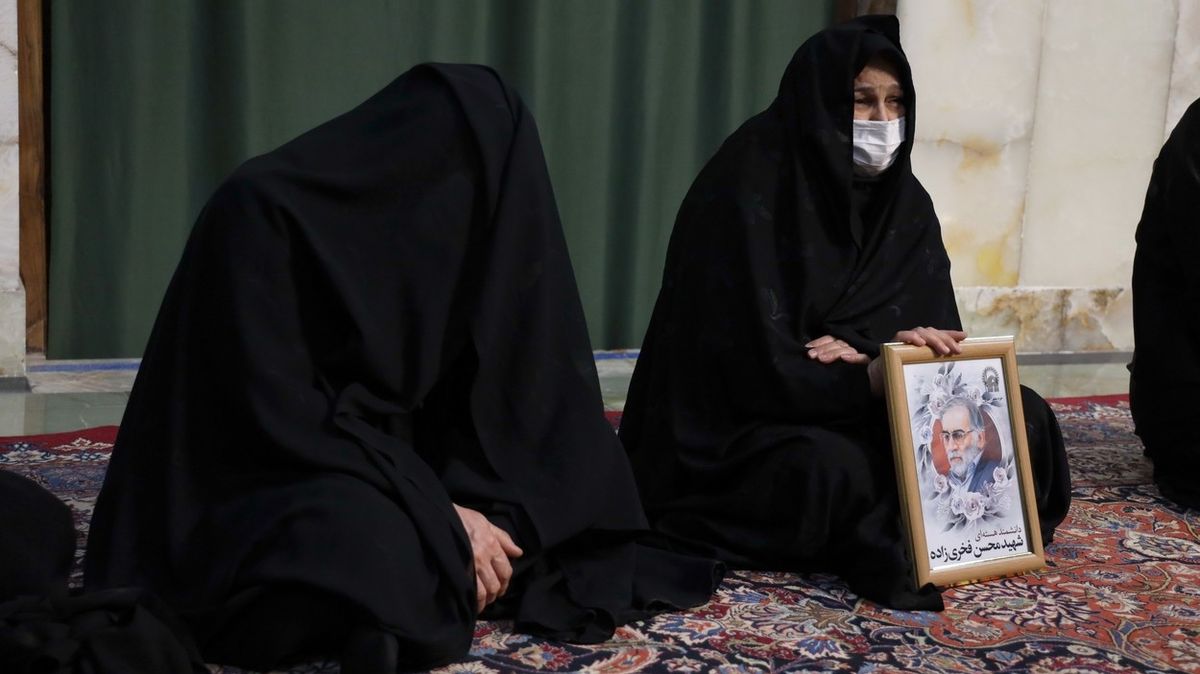 Vdova po zavražděném íránském fyzikovi Mohsena Fachrízádeha prohlásila, že se toužil stát mučedníkem, a přání se mu splnilo. Její identita nebyla zveřejněna. Na snímku rozloučení se zavražděným fyzikem v jedné z teheránských mešit.
