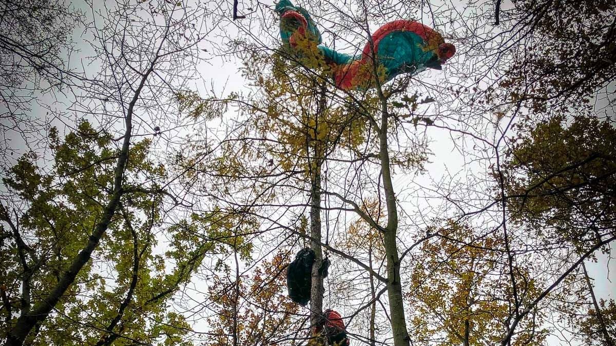 U Oder přistál polský paraglidista na stromě