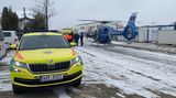 Dělník na stavbě u Prahy spadl z výšky a vážně se zranil, letěl pro něj vrtulník