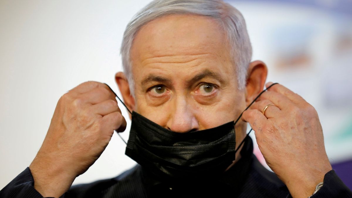 Netanjahu si kupoval příznivé zprávy, tvrdí obžaloba