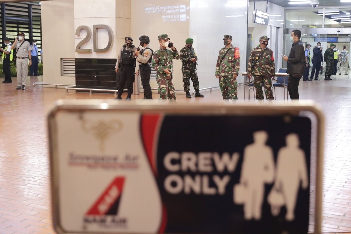 Na letišti v Jakartě se pohybují bezpečnostní složky.