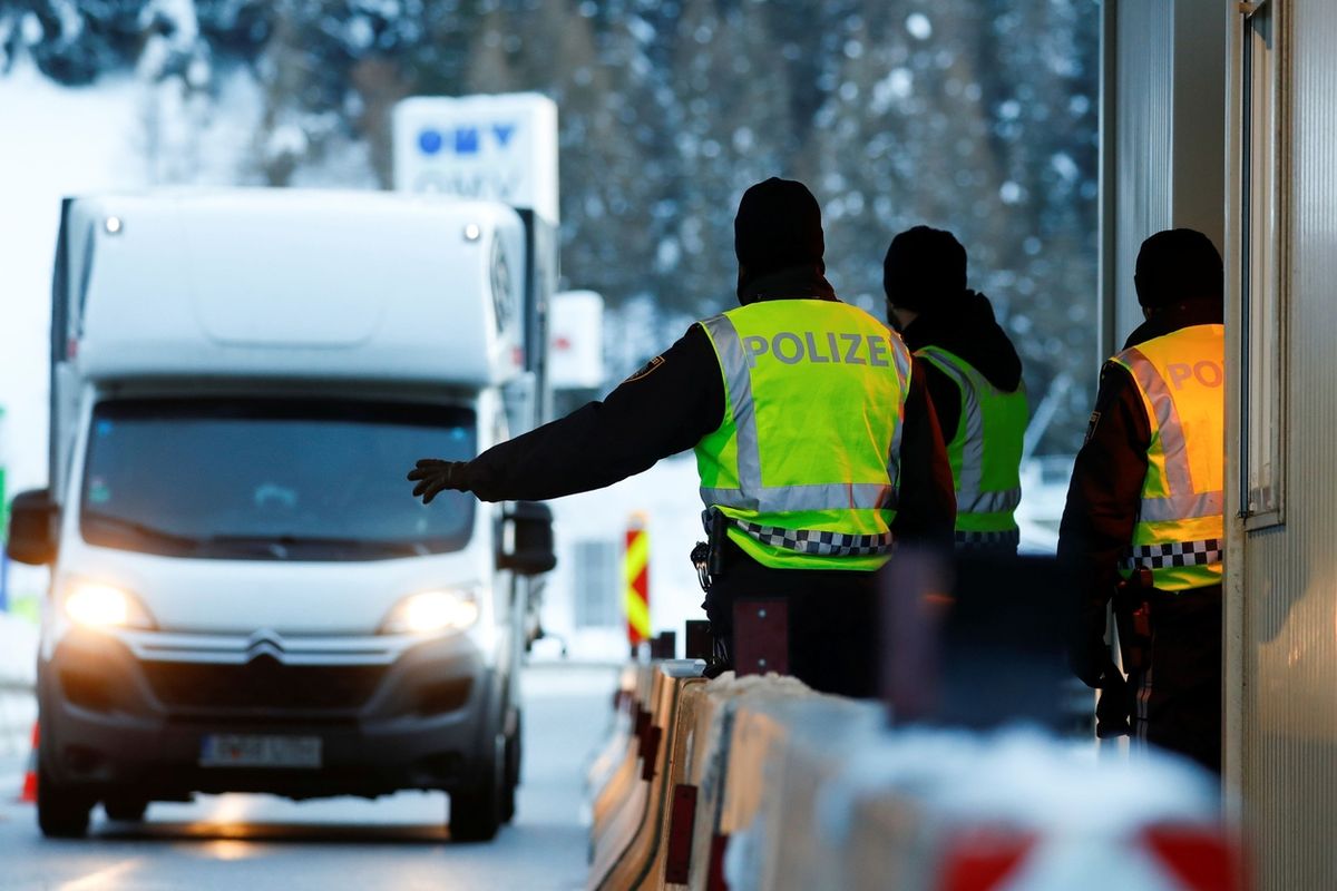 Zdravotní kontroly zablokovaly hranice do Rakouska