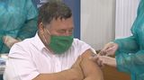 Slovensko začalo s očkováním, prvním byl infektolog Krčméry