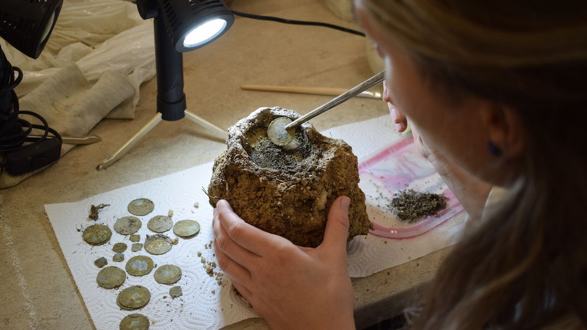 U Brna našli stříbrný poklad z 15. století