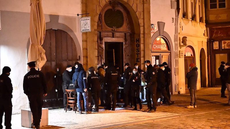 Těžkooděnci v centru Prahy zarazili nelegální párty, na které se bavily desítky lidí