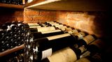 Zběsilá krádež luxusního vína za miliony. Lahve létaly během policejní honičky vzduchem