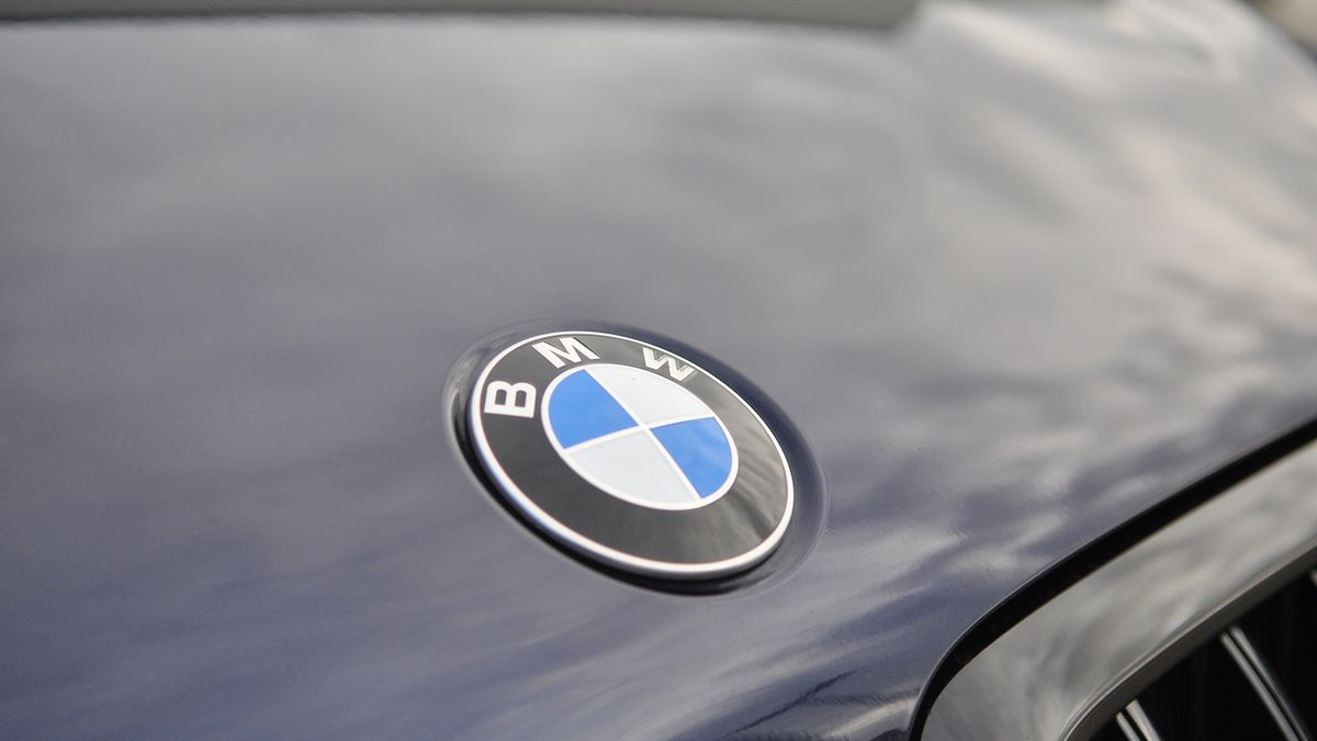 Je tohle BMW X8? Obrovský maskovaný prototyp natočen při testování