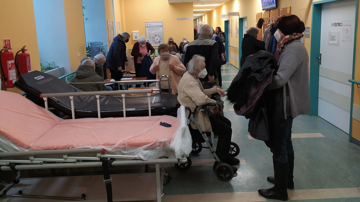 Lidé v čekárně v Ústřední vojenské nemocnici v Praze čekají na očkování