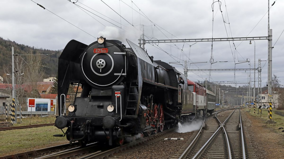 Opravená lokomotiva při návratu do Brna projíždí Blanskem