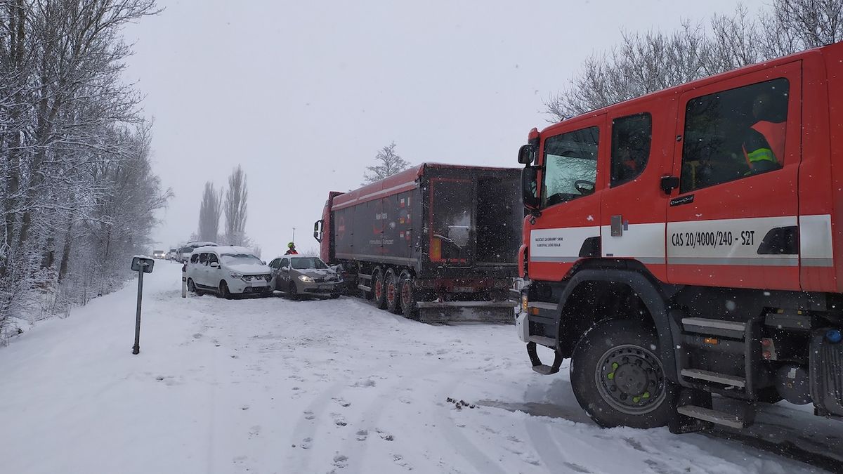 Sníh na západě Čech komplikuje dopravu