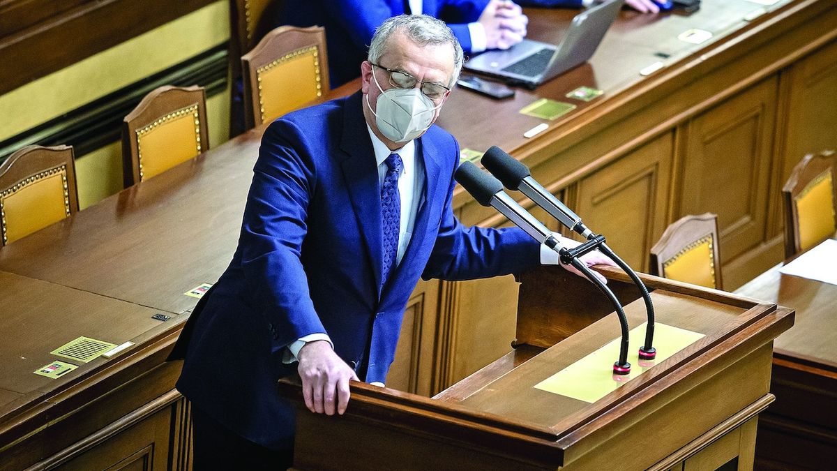 Miroslav Kalousek oznamuje svým kolegům ve Sněmovně, že pokládá poslanecký mandát. 