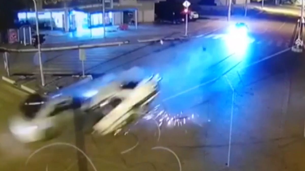 Uhánějící vůz se vynořil jakoby odnikud. Tragickou nehodu v Turecku zachytila kamera