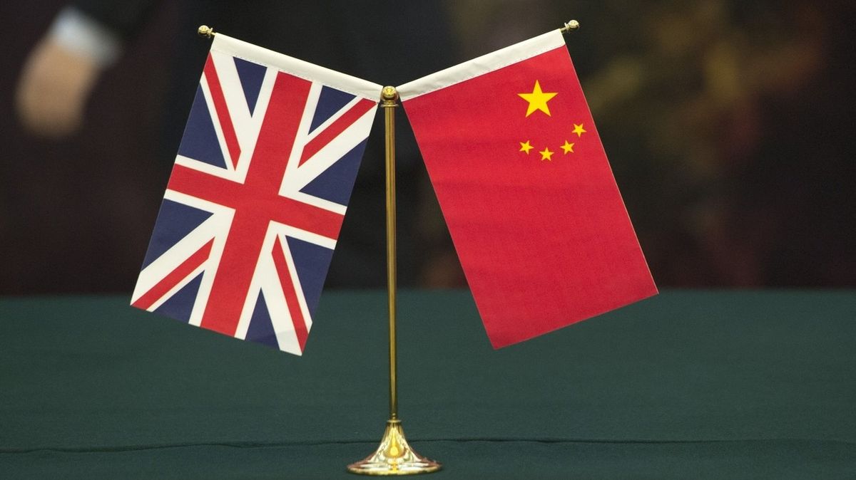 Británie vyhostila čínské špiony. Vydávali se za novináře