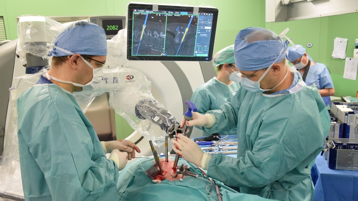 Lékaři mohou díky mobilní intraoperační počítačové tomografii a spinálnímu robotickému systému lépe nahlédnout spinální anatomii během operace.