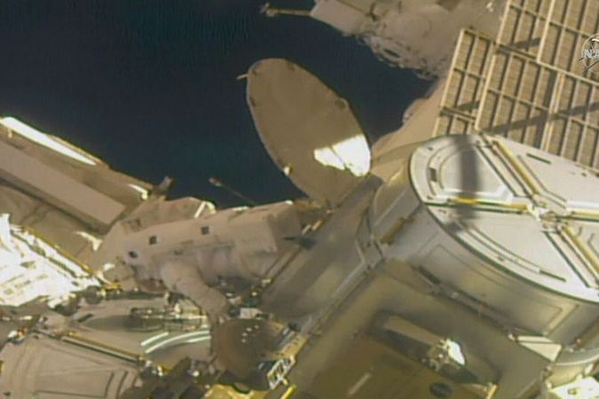 BEZ KOMENTÁŘE: Astronauti dokončili výměnu baterií vně ISS 