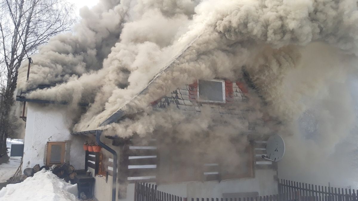 Na Jablonecku vyhořela roubená chalupa, ulicemi se valil hustý kouř