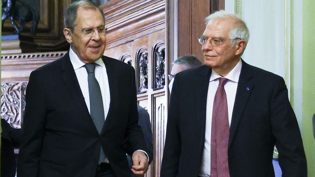 Ruský ministr zahraničí Sergej Lavrvov s šéfem unijní diplomacie chief Josepem Borrellem v Moskvě. 