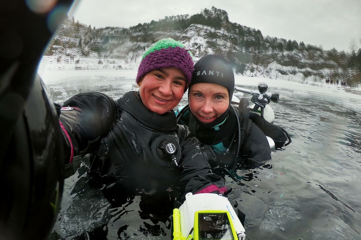 Potápět se Veronika Špornová (vlevo) začala na dovolené. Teď to zkouší s přítelem i kamarády i pod ledem.