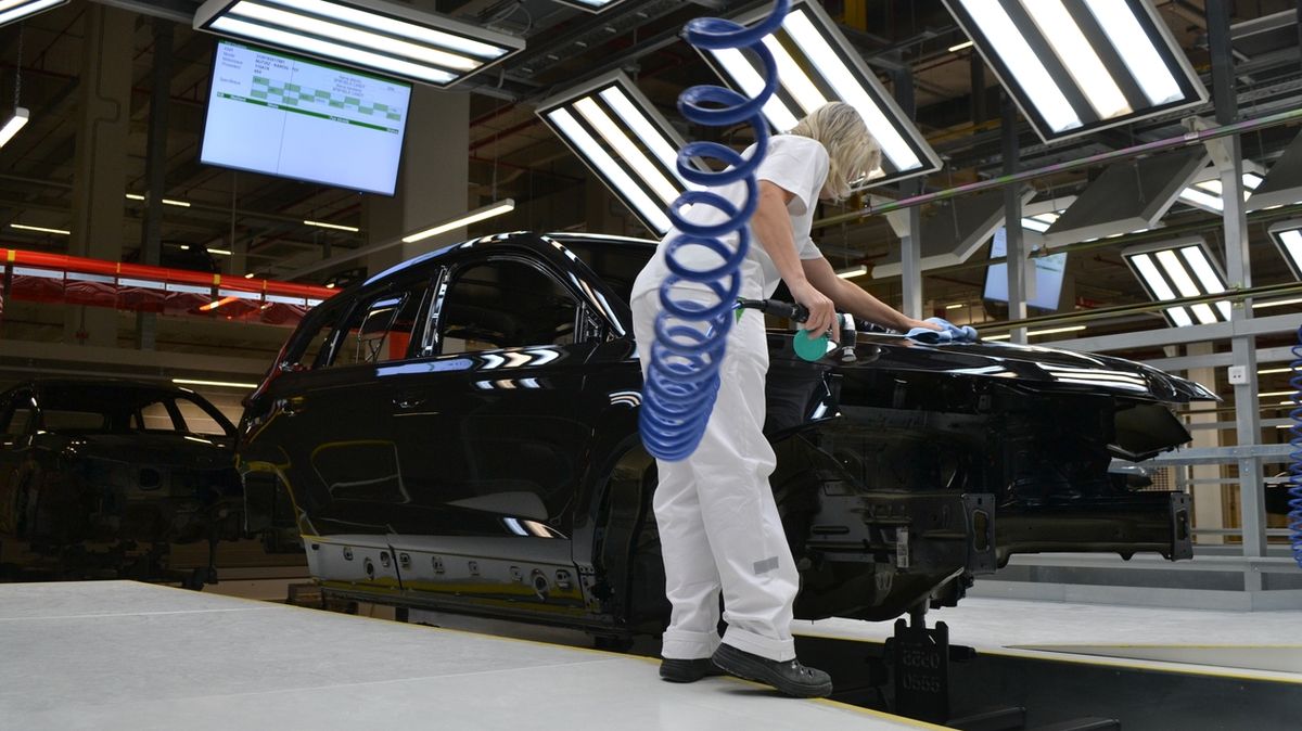 Průmyslu se i přes problémy v automobilové výrobě v listopadu dařilo