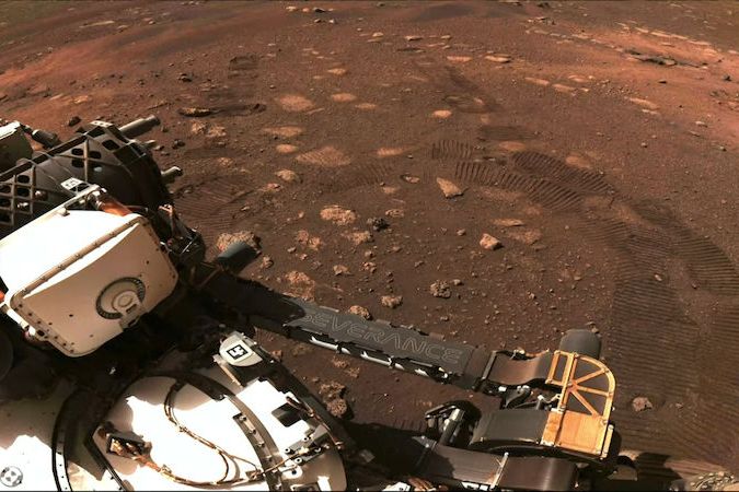 BEZ KOMENTÁŘE: Průzkumné vozítko Perseverance ujelo na Marsu první metry
