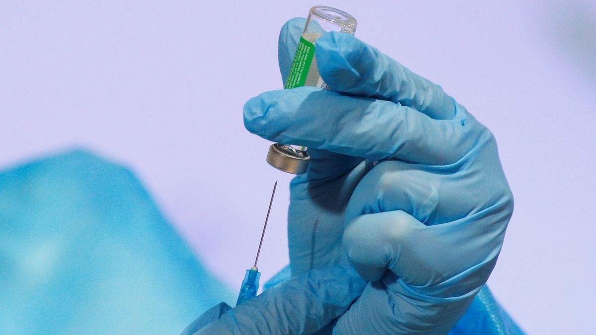 Hoax o vakcínách a úmrtí: to do vás spíše uhodí blesk, uklidňují vědci