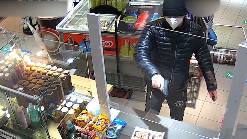 Ozbrojený lupič s přízvukem přepadl v Praze benzinku, policie zveřejnila video