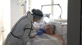 Nemocnice v Příbrami ukázala boj s covidem: zdravotníci kolabují vyčerpáním