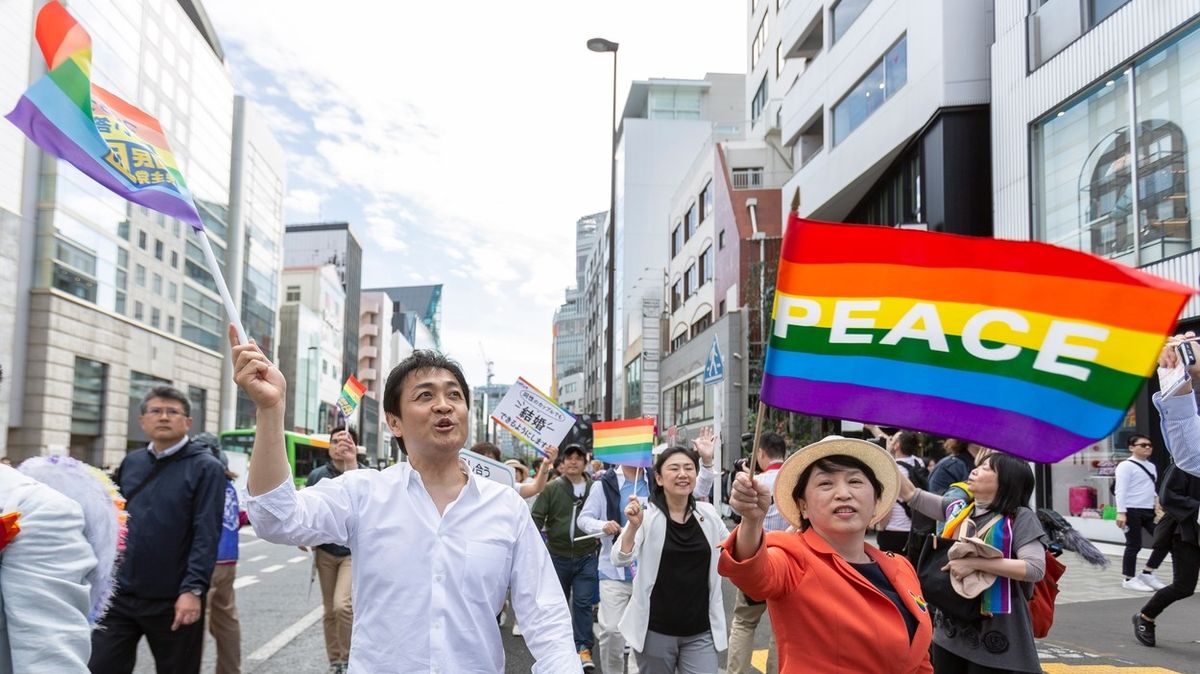 Přelomový rozsudek japonského soudu. Zákaz stejnopohlavních svazků je protiústavní