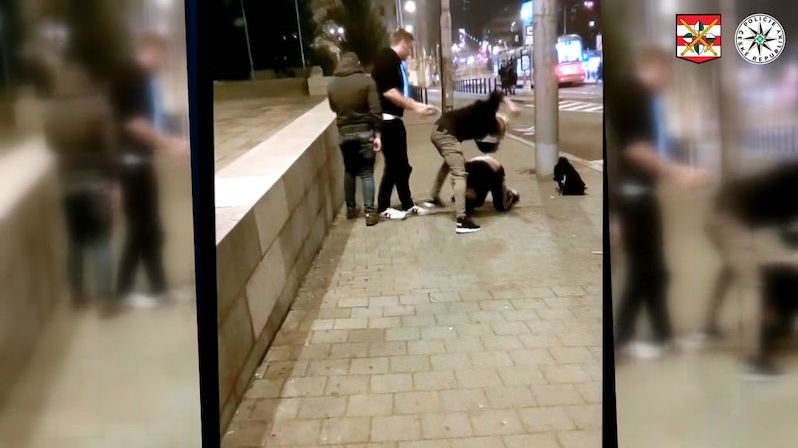 Mladík se v Brně zastal napadeného muže. Brutálně ho zbili
