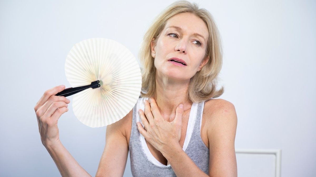 Mezi nejznámější projevy menopauzy patří návaly horka.