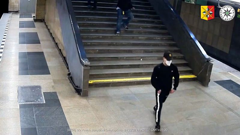 Policie zná výrostky, kteří zbili u metra dvojici, když odmítla kleknout a prosit