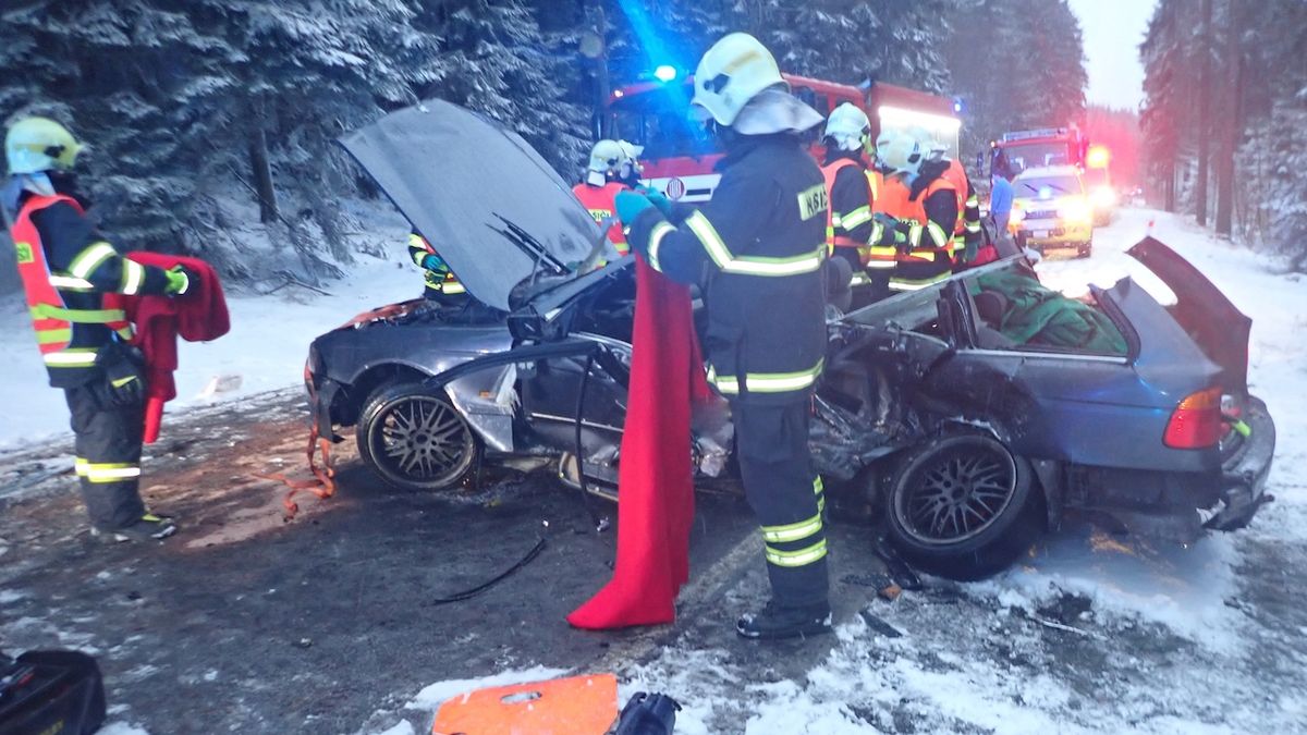 BMW se u Jablonce nad Nisou srazilo s dodávkou, jeden člověk zemřel