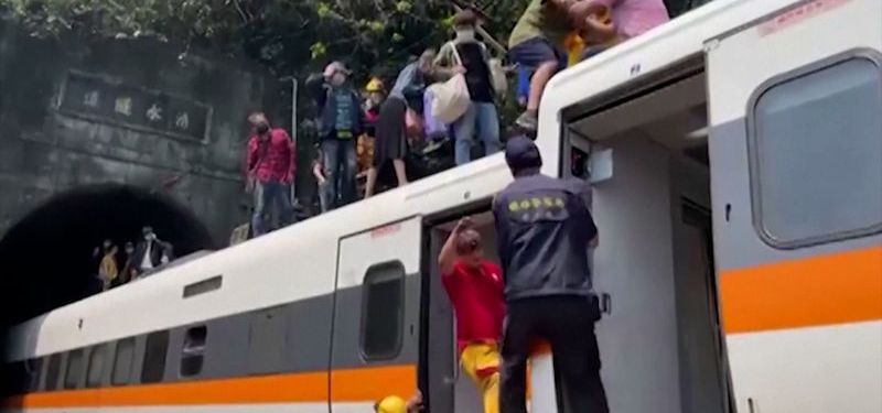 V tunelu na Tchaj-wanu vykolejil vlak, zahynulo přes 40 lidí