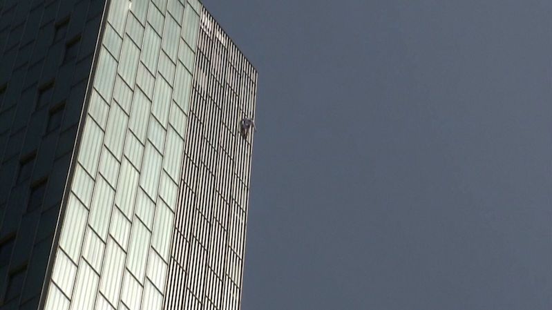 Brit vylezl na barcelonský mrakodrap, jištění neměl