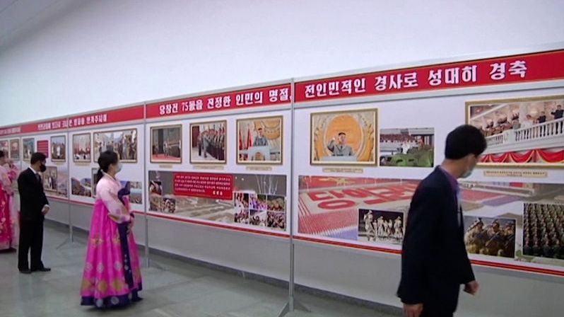 Severokorejský kult osobnosti trvá, v Pchjongjangu vystavili Kimovy fotky