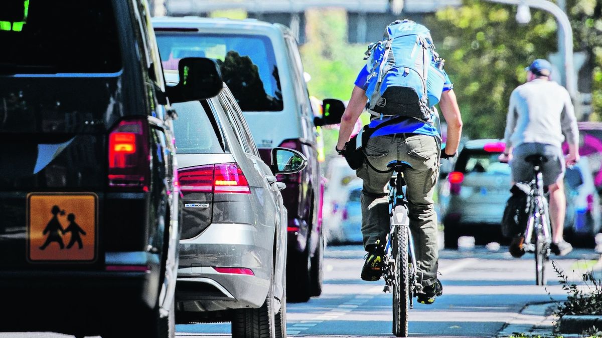 Senát neodmítl uzákonění předepsané vzdálenosti pro předjíždění cyklistů. Chce však nižší sankce