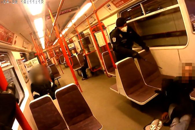Pes bránil v metru majitele před strážníky 