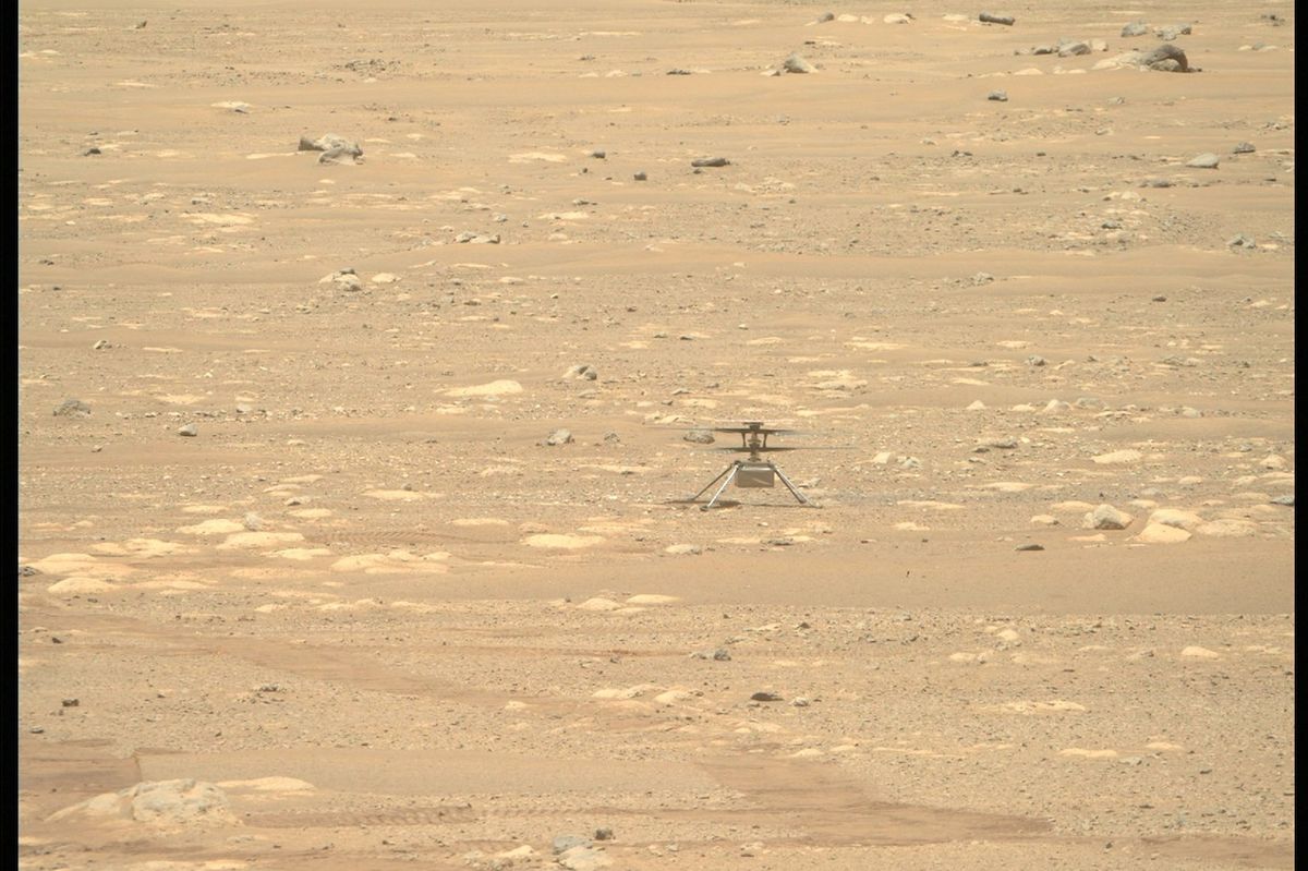 Helikoptérka Ingenuity na povrchu marsovského kráteru Jezero