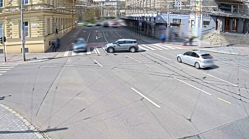 Auto bez řidiče vjelo v Brně do křižovatky, málem smetlo ženu s kočárkem