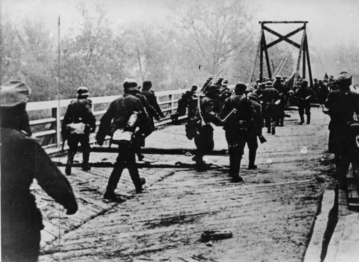 Německé jednotky překračují řeku Bug