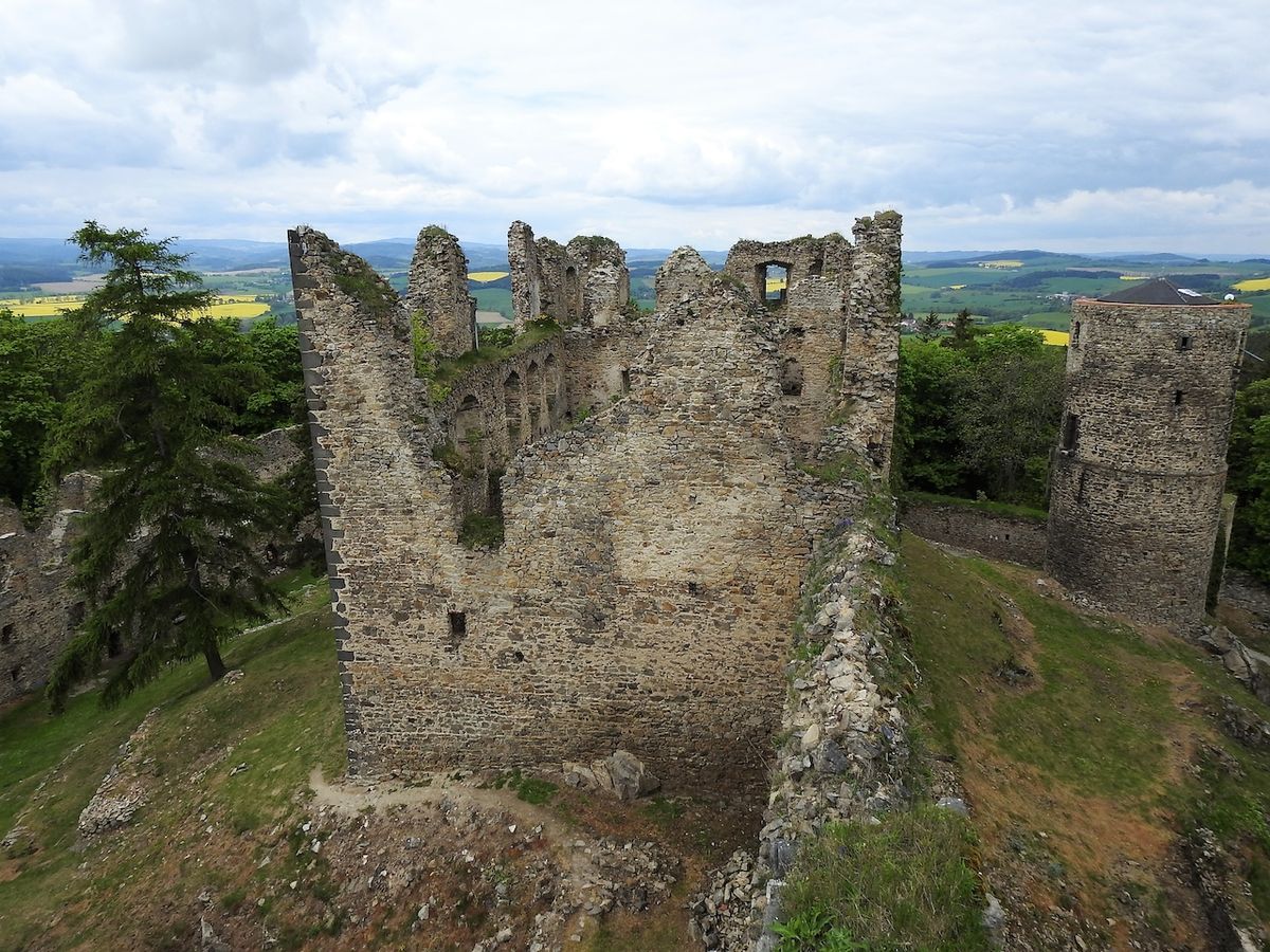 Pohled z vyhlídkové věže na ruinu